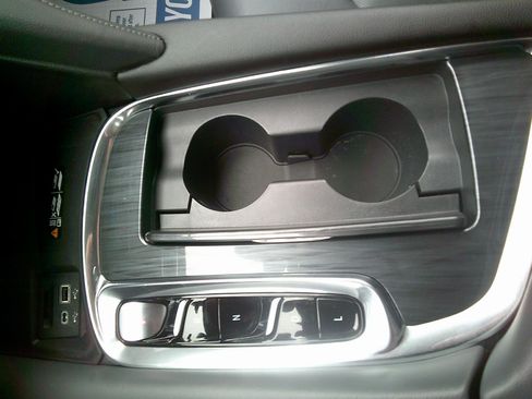 Used 2023 Buick Enclave Essence image 16