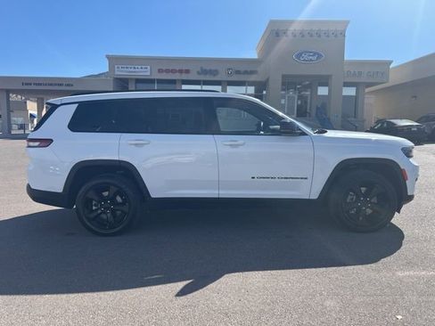 Used 2023 Jeep Grand Cherokee L Laredo image 4