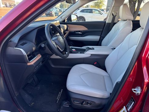 Used 2025 Toyota Grand Highlander FWD image 14