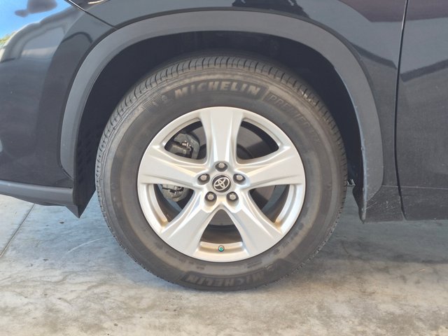 Used 2024 Toyota Highlander LE FWD image 16