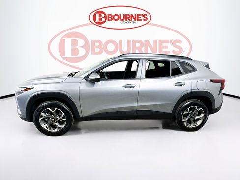 Used 2025 Chevrolet Trax LT w/ LT Convenience Package image 7
