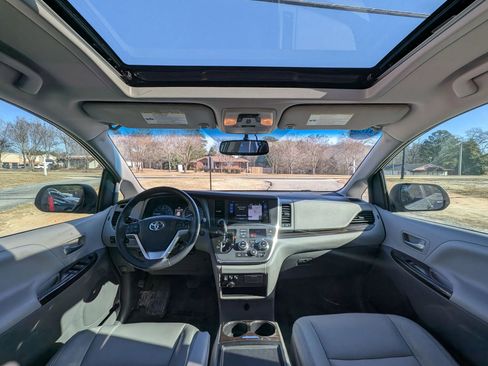 Used 2017 Toyota Sienna XLE Premium image 15