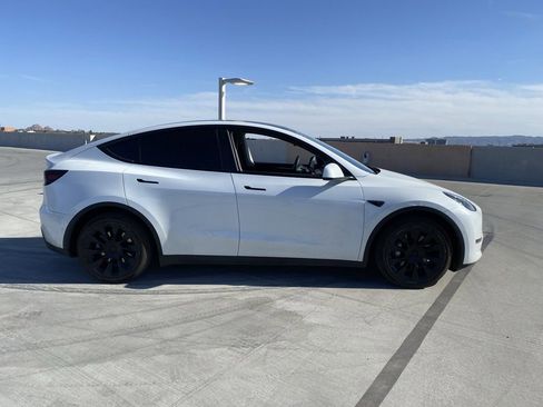 Used 2022 Tesla Model Y Long Range image 3