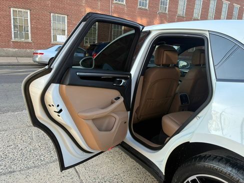 Used 2020 Porsche Macan image 11