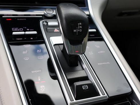 Used 2018 Porsche Panamera w/ Premium Package image 29