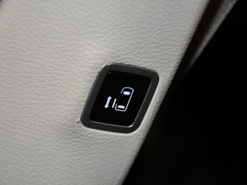 Used 2023 Chrysler Pacifica Limited FWD image 47