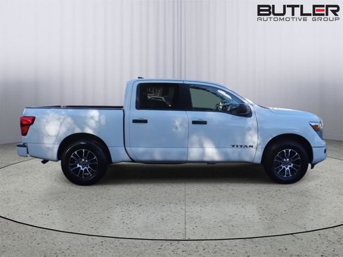 Used 2023 Nissan Titan SV image 10