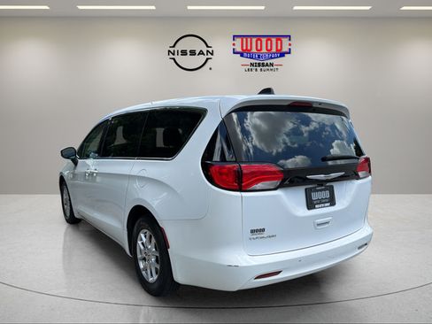 Used 2022 Chrysler Voyager LX FWD image 4