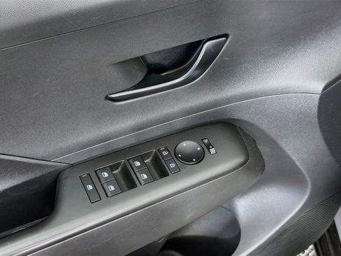 Used 2025 Hyundai Kona SEL FWD image 15