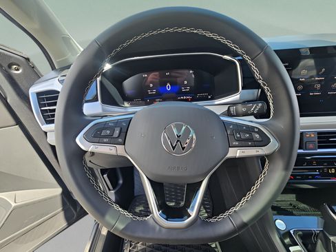 Certified 2025 Volkswagen Taos SE FWD image 22