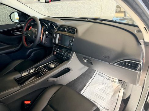 Used 2018 Jaguar F-PACE Premium image 24