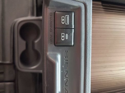 Used 2024 Toyota Sienna XLE FWD image 30