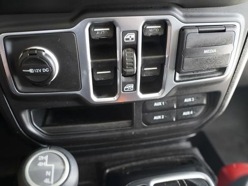Used 2018 Jeep Wrangler Unlimited Sahara AWD/4WD image 23