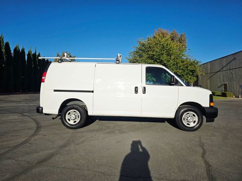Used 2017 Chevrolet Express 2500 image 4
