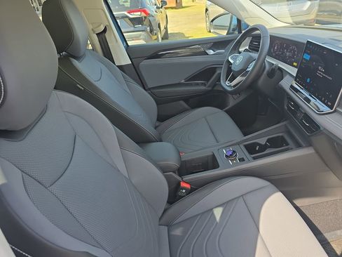 New 2026 Volkswagen Tiguan SE image 10