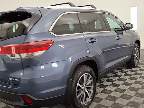 Certified 2019 Toyota Highlander XLE AWD/4WD image 4