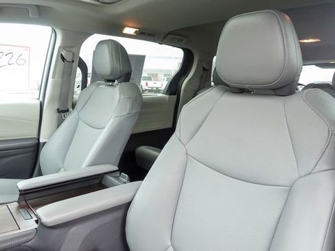 Certified 2024 Toyota Sienna XLE image 28