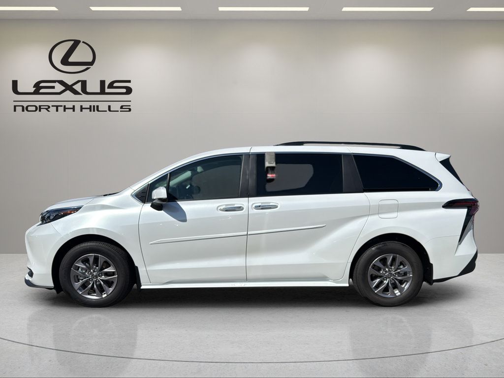 Used 2026 Toyota Sienna XLE FWD image 9