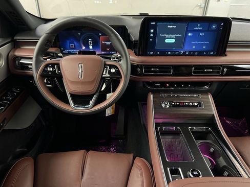Used 2025 Lincoln Aviator Reserve w/ Equipment Group 201A image 8