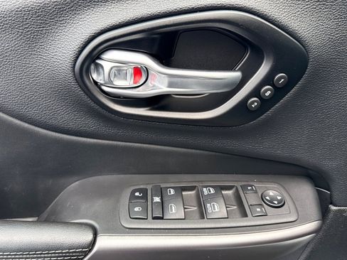 Used 2022 Jeep Cherokee Limited image 8