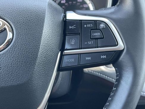 Used 2023 Toyota Highlander XLE FWD image 25