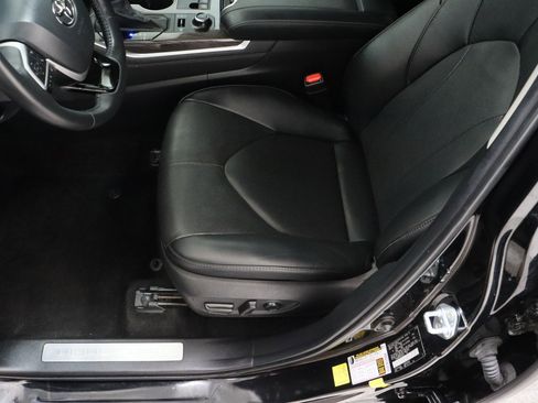 Used 2024 Toyota Highlander Limited image 14