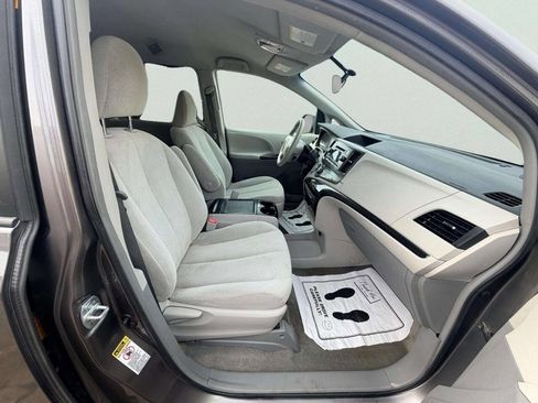 Used 2013 Toyota Sienna LE image 26