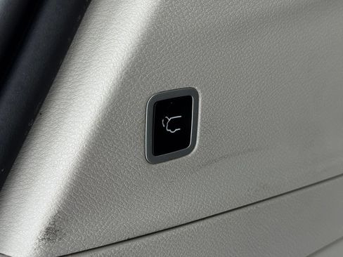 Used 2023 Chrysler Pacifica Limited FWD image 19