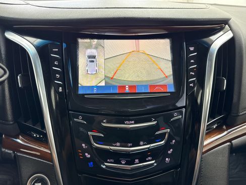 Used 2018 Cadillac Escalade Luxury AWD/4WD image 29