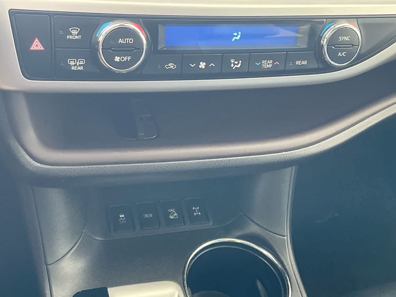 Used 2017 Toyota Highlander XLE AWD/4WD image 19