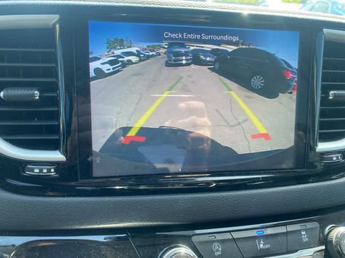 Used 2022 Chrysler Pacifica Touring-L FWD image 16