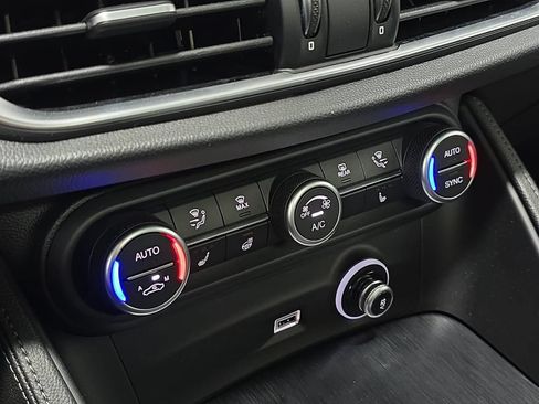Used 2024 Alfa Romeo Stelvio Sprint RWD image 19
