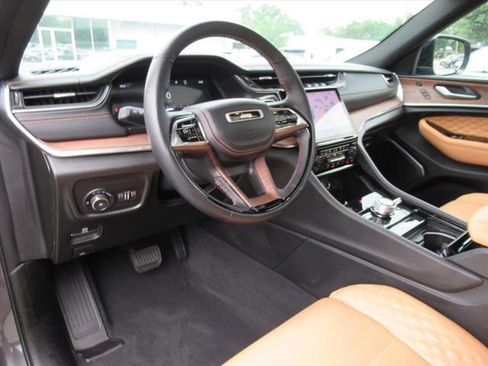 Used 2023 Jeep Grand Cherokee L Summit w/ Advanced Protech Group IV AWD/4WD image 17