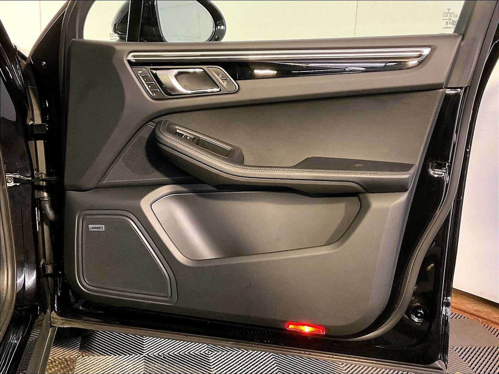 Certified 2024 Porsche Macan S AWD/4WD image 26