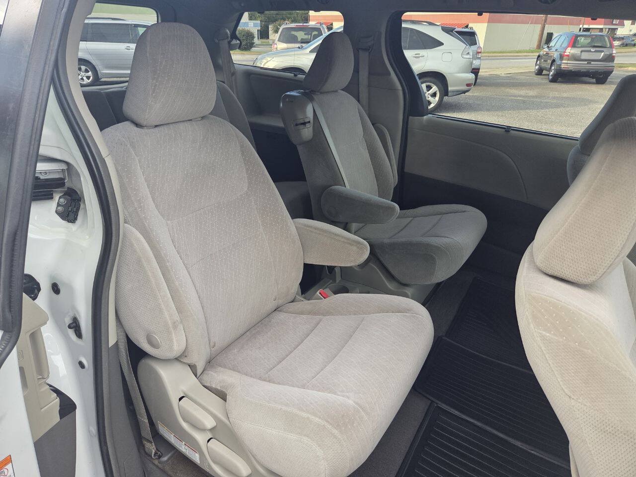 Used 2018 Toyota Sienna LE FWD image 12
