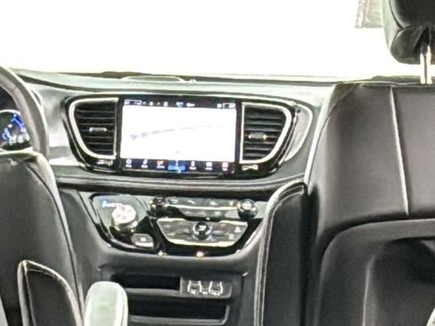Used 2024 Chrysler Pacifica Select image 21