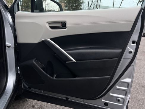 Used 2023 Toyota Corolla Cross L image 9
