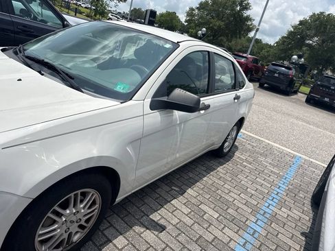 Used 2009 Ford Focus SE FWD image 3