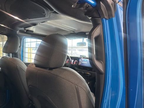 Used 2025 Jeep Gladiator Sport AWD/4WD image 14