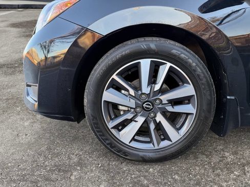 Used 2023 Nissan Versa SV w/ Trunk Package image 5