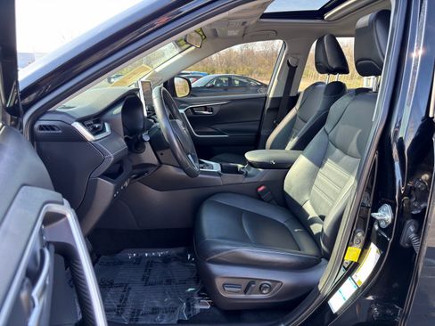 Used 2022 Toyota RAV4 XLE Premium image 12