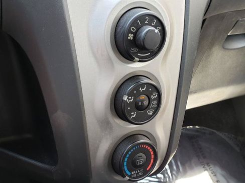 Used 2010 Toyota Yaris 4-Door Hatchback FWD image 23