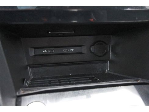 Used 2025 Volkswagen Taos SE image 30