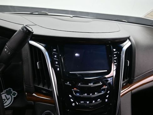 Used 2019 Cadillac Escalade Luxury RWD image 14