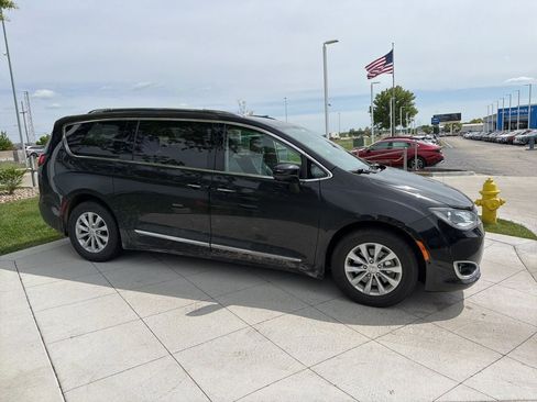 Used 2018 Chrysler Pacifica Touring-L Plus w/ Advanced Safetytec Group FWD image 2