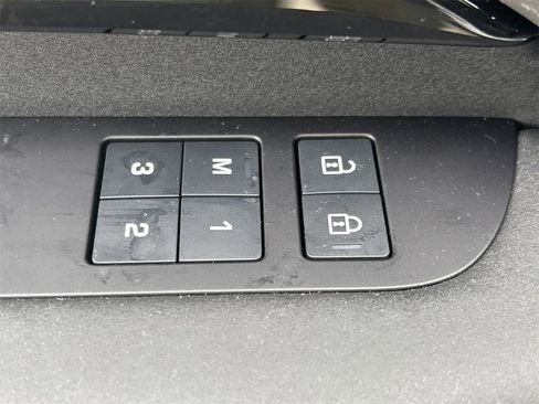 Used 2025 Land Rover Discovery S image 27