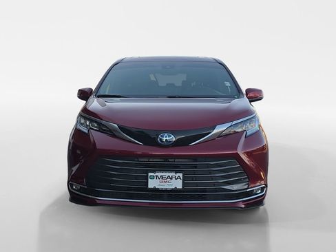 Used 2025 Toyota Sienna Limited image 9
