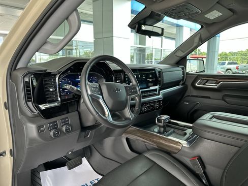 Used 2022 Chevrolet Silverado 1500 LT Trail Boss w/ LT Trail Boss Premium Package AWD/4WD image 10