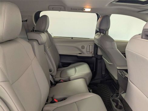 Certified 2022 Toyota Sienna XLE FWD image 29
