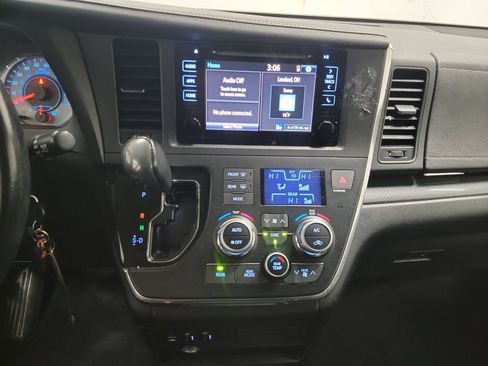 Used 2015 Toyota Sienna SE Premium image 21